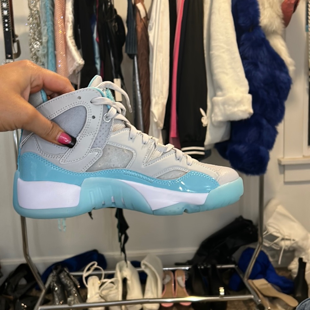 Hi I’m selling my Jordans women’s size 7 never worn.